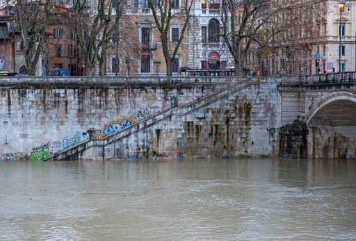 Maltempo, Allerta arancione nel Lazio: a Roma Tevere e Aniene in piena, salta la Befana di Piazza Navona