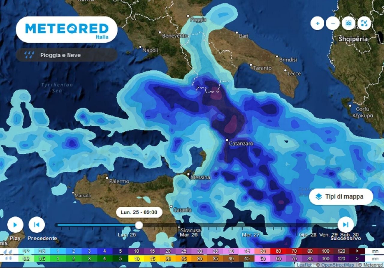 I modelli meteo ECMWF mostrano le intense piogge sulle regioni del sud Italia previste nella giornata di lunedì 25 ottobre.
