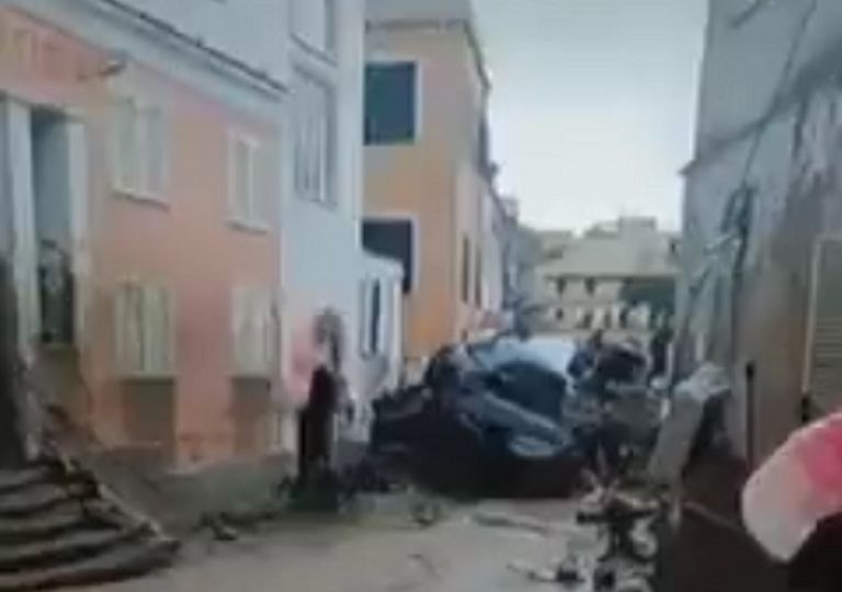 Maltempo, disastro a Ischia: grossa frana travolge le case, vari dispersi Maltempo, disastro a Ischia: grossa frana travolge le case, vari dispersi