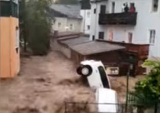 Maltempo, dopo la Germania alluvioni e frane anche in Austria: i video