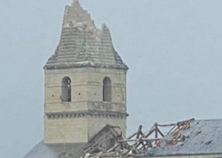 Maltempo in Francia, un tornado fa crollare il campanile di una chiesa Maltempo in Francia, un tornado fa crollare il campanile di una chiesa