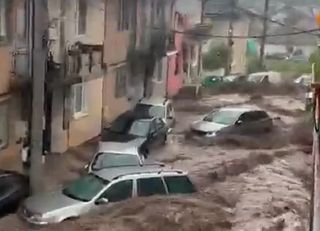 Maltempo, gravi alluvioni lampo nel nord della Romania: ecco i video