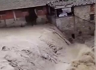 Maltempo in Italia, oggi allerta meteo in 6 regioni. Il video dell'impressionante piena del Lamone a Marradi, in Toscana