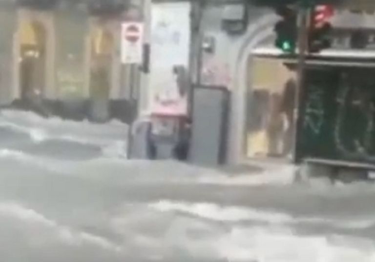 Catania colpita da una grave alluvione: la via Etnea diventa un fiume Catania colpita da una grave alluvione: la via Etnea diventa un fiume