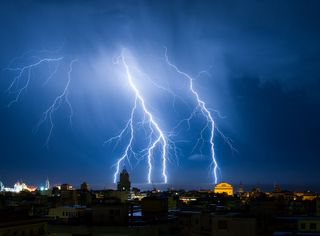 Maltempo nelle prossime ore, allerta arancione in Calabria e Sicilia