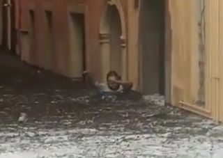 Maltempo, strade come fiumi a Verona: ecco i video