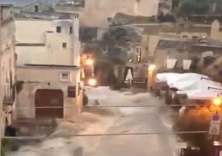 Maltempo, le strade di Matera come torrenti: i video