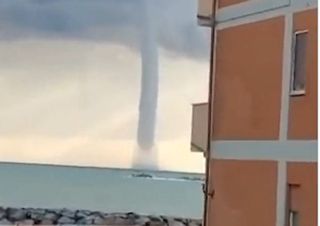 Maltempo, trombe marine vicino Roma, i video da Fiumicino e Ostia!