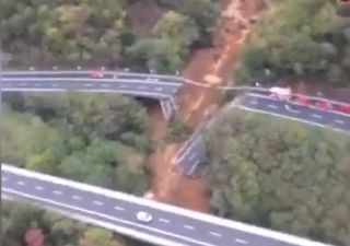 Maltempo, la frana abbatte il viadotto dell'autostrada: i video