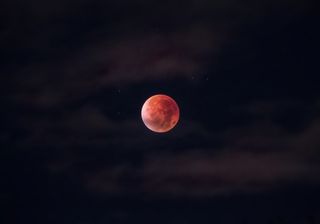 Mañana la Luna y la lluvia se teñirán de sangre