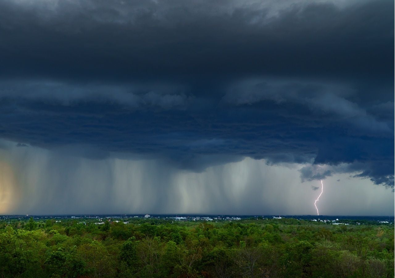 Ausencia de anticiclones y llegada de vaguadas polares y frentes fríos favorecerán inestabilidad con lluvias abundantes, tormentas, granizadas y viento, asociada a turbonadas.