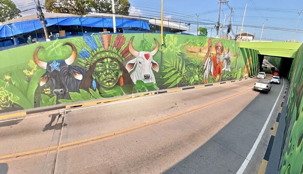 Obra de arte urbana colore a descida de passagem viária em Manaus com símbolos da cultura e do cotidiano amazônico. Crédito: Divulgação/Prefeitura de Manaus