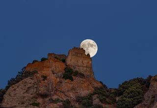 Mancano poche ore alla prima splendida Luna piena dell'estate 2024: ecco quando sorgerà in Italia