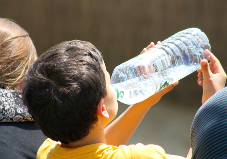 Cómo mantenerse seguro y fresco frente al calor insano