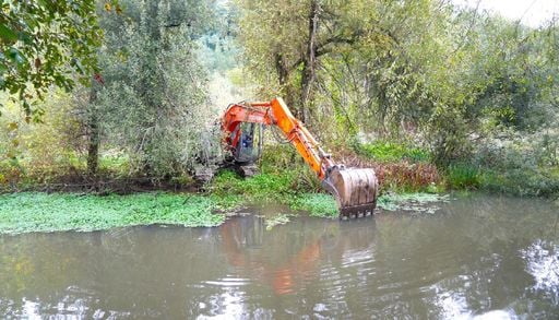M&aacute;quinas no terreno aceleram limpeza de rios para evitar novas cheias no inverno