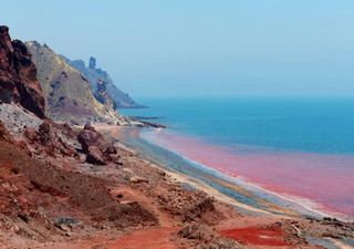 "¿Mar de sangre"? Esta playa se pintó de rojo, pero no para una película de terror