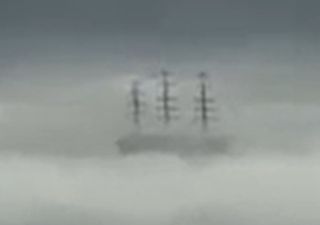 Mar del Plata: fantasmagórico video de la Fragata Libertad entre la niebla