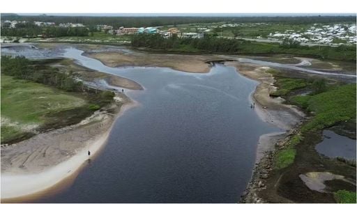Mar escuro e lagoa esvaziando: rompimento de faixa de areia muda a paisagem em praia de Cabo Frio
