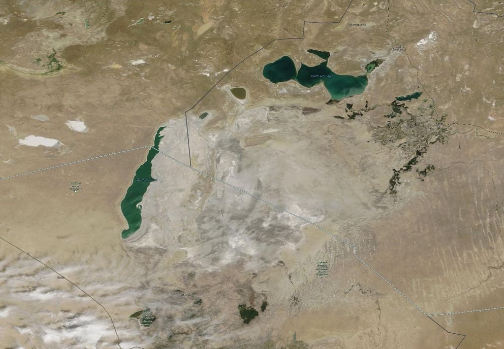 Immagini dal mondo rilasciate da Aral il 1 giugno 2000, all'inizio, e il 1 giugno 2024, contemporaneamente, utilizzando il satellite Terra della NASA, che ha monitorato l'estensione dell'acqua fino all'inizio della giornata nella regione desertica.  NASA
