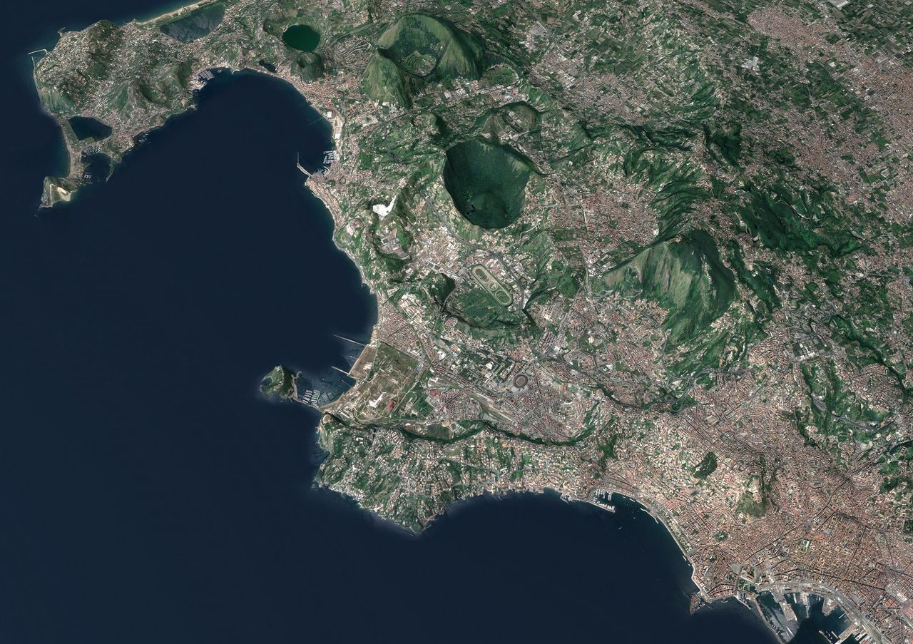 L'area dei Campi Flegrei, Napoli, ed il Mar Tirreno.