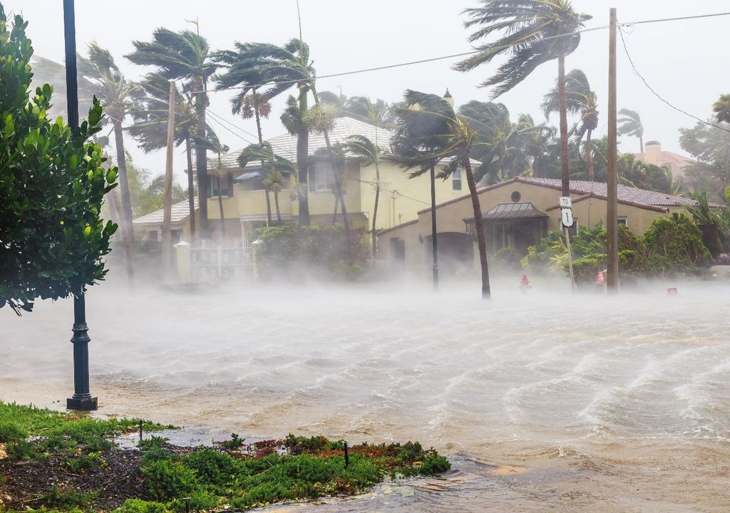 Ventos fortes e inundações na passagem de ciclones ao longo da costa.