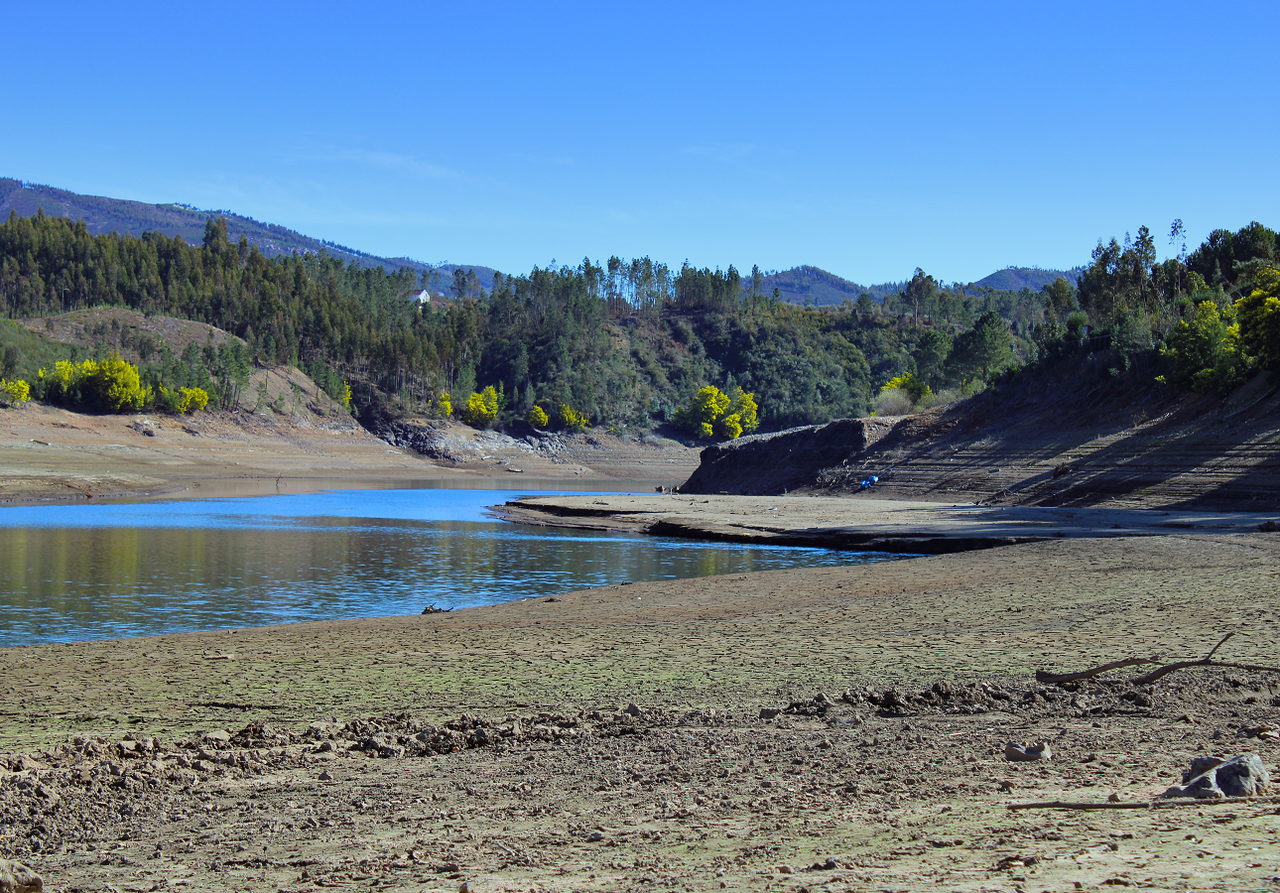 Situação de seca na Ribeira da Foz de Alge, em Arega, Figueiró dos Vinhos, em fevereiro de 2022. No ano de 2023, a situação encontra-se melhor neste território, mas em algumas regiões a situação permanece crítica.