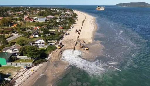 Mar&eacute; alta assusta moradores e cobre praias de Itapo&aacute;, no norte de SC