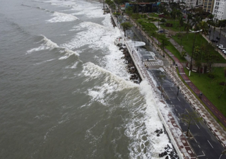La marea alta, con olas de hasta 3 metros, azota la costa de São Paulo y preocupa a las autoridades