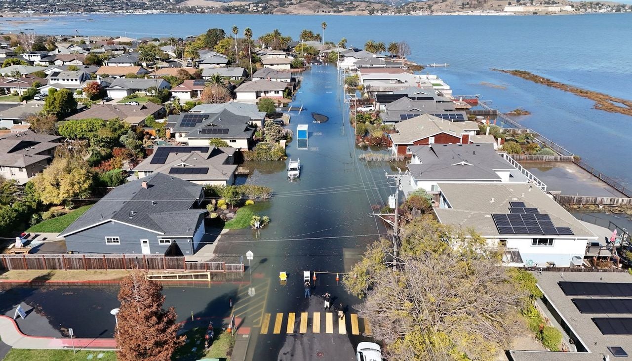 Las mareas altas continúan afectando la costa de California, con inundaciones costeras ya reportadas en todo el estado. Crédito: California Governor's Office of Emergency Services.