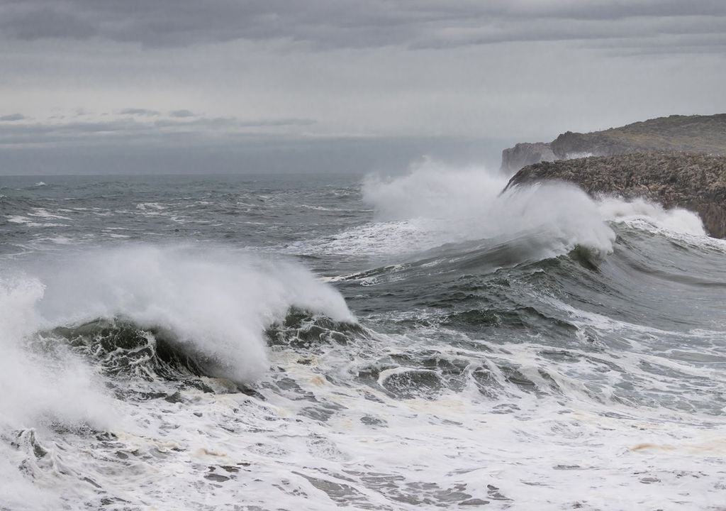 olas rompiendo en la costa