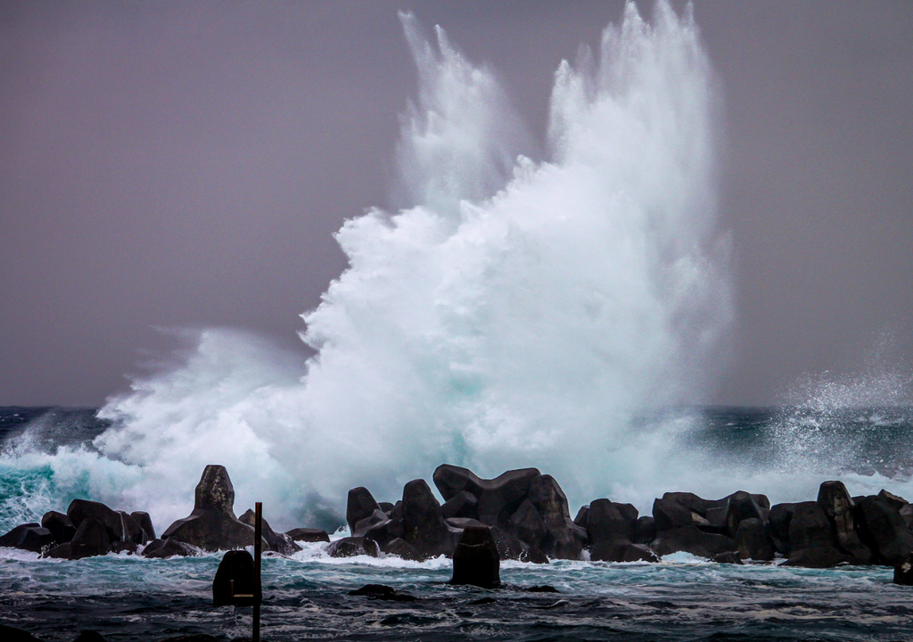 Fuerte rompiente del oleaje impacta el borde costero: las marejadas elevan el riesgo de sobrepasos y condiciones peligrosas en sectores expuestos.