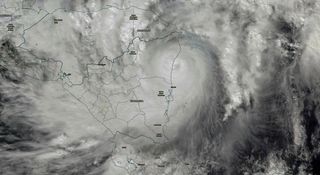 Mares más cálidos hacen huracanes más fuertes durante más tiempo