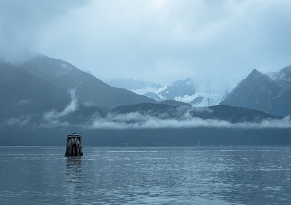 Paisaje de Alaska, mar y montañas al fondo