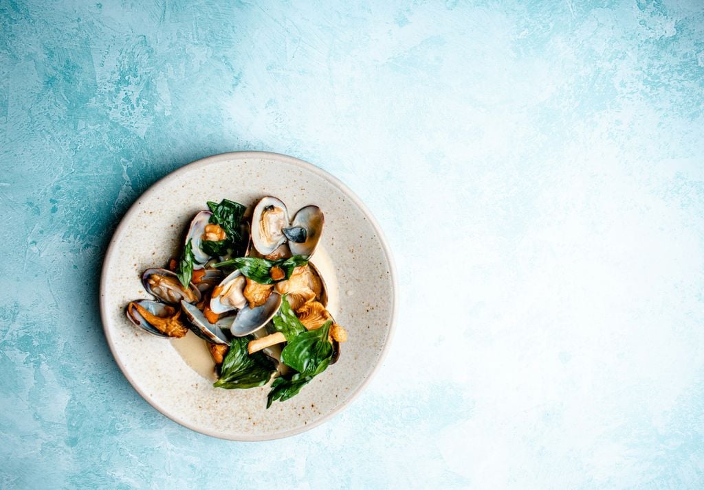 mariscos Saltear los mariscos brevemente con ajo y aceite de oliva o prepararlos al horno con perejiI, son una forma sencilla de prepararlos en casa. Imagen: Edward Howell.