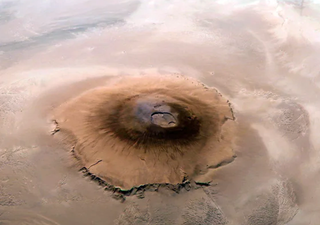 La sonde Mars Odyssey de la NASA immortalise un gigantesque volcan après avoir franchi le seuil des 100 000 orbites !