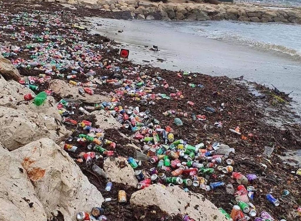 Des tonnes de détritus en tout genre recouvrent les plages de Marseille depuis lundi soir (photo Twitter)