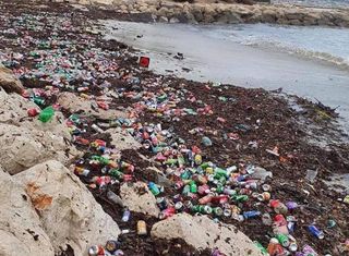 Marseille : après les inondations, les plages envahies de déchets