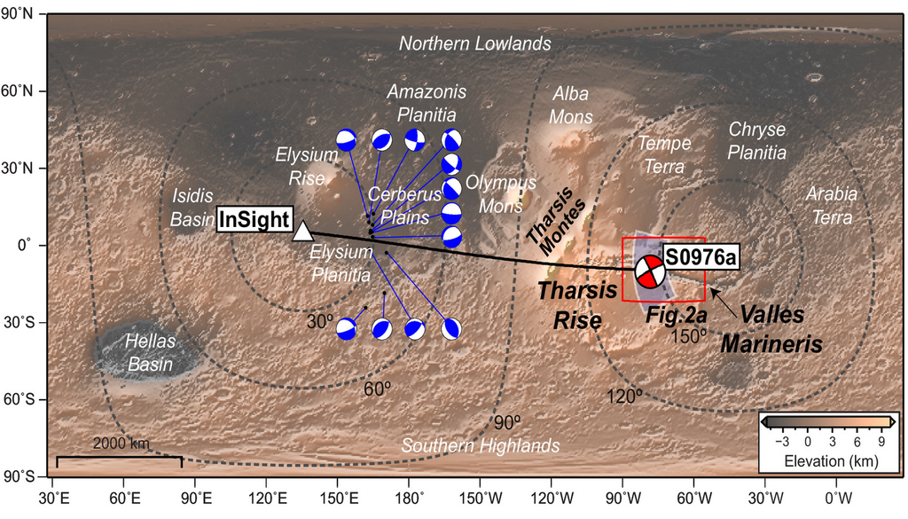 Eine globale Topografieaufnahme des InSight-Landers (weißes Dreieck), das Marsbeben S0976a (roter Strandball) und der Abstand zwischen Quelle und Empfänger (schwarz). Blaue Strandbälle repräsentieren zuvor veröffentlichte Gesteinsverschiebungen. Eine globale Topografieaufnahme des InSight-Landers (weißes Dreieck), das Marsbeben S0976a (roter Strandball) und der Abstand zwischen Quelle und Empfänger (schwarz). Blaue Strandbälle repräsentieren zuvor veröffentlichte Gesteinsverschiebungen. Bild: Song et al., 2026