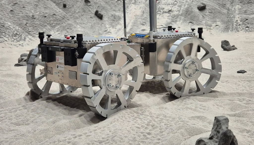 Der Marsrover mit den wellenförmigen Rädern, die nach dem Vorbild einer Wüsteneidechse durch Sand schwimmen können. Der Marsrover mit den wellenförmigen Rädern, die nach dem Vorbild einer Wüsteneidechse durch Sand schwimmen können. Bild: Marco Schmidt/Uni Würzburg