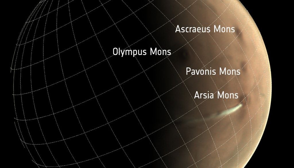 Nella foto è possibile osservare la nube formarsi in prossimità del vulcano inattivo Arsia Mons. È facile notare anche la stagione estiva in atto sull'emisfero meridionale e la fase del giorno, una mattinata appena iniziata. Credits: ESA