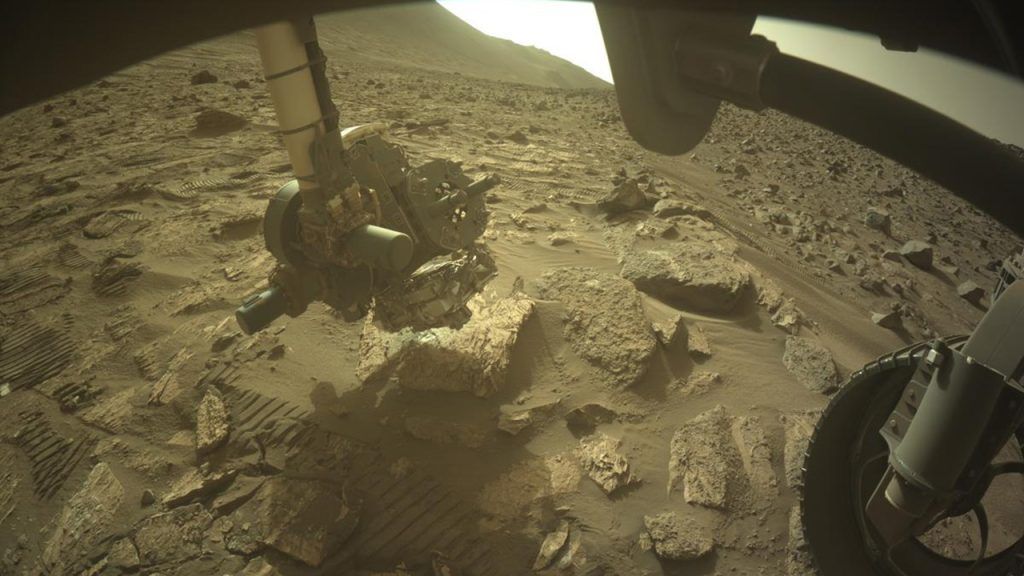 El rover Perseverance en Marte inspecciona una roca llamada Cataratas Cheyava con el instrumento SHERLOC (Scanning Habitable Environments with Raman & Luminescence for Organics & Chemicals) en su brazo robótico. Crédito: NASA/JPL-Caltech