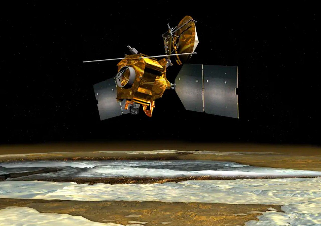 Illustration artistique du Mars Reconnaissance Orbiter de la NASA, qui orbite autour de la planète rouge depuis 2006. Son antenne fait partie du SHARAD, le radar chargé d’explorer ce qui se trouve sous la surface martienne. Image : NASA/JPL-Caltech