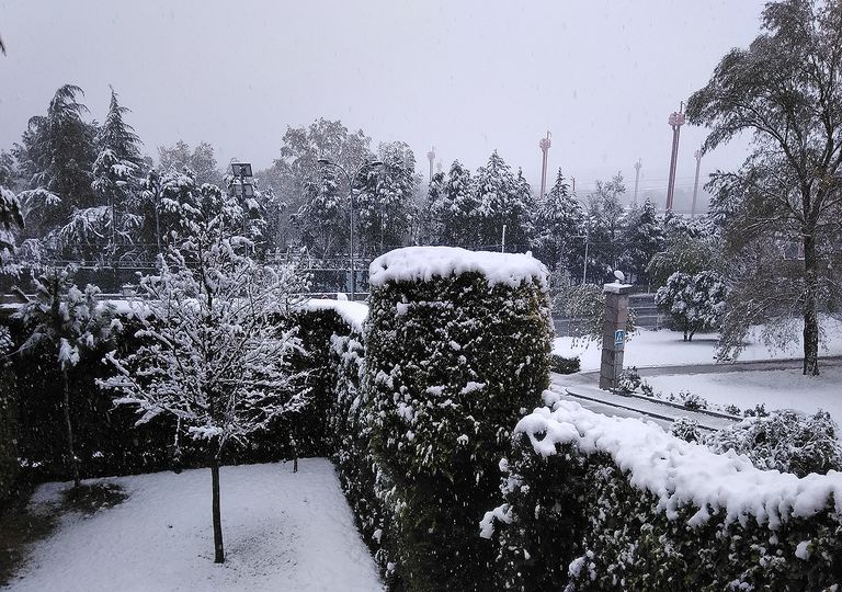Nieve en San Lorenzo de El Escorial, Madrid, en primavera. Nieve en San Lorenzo de El Escorial, Madrid, en primavera.