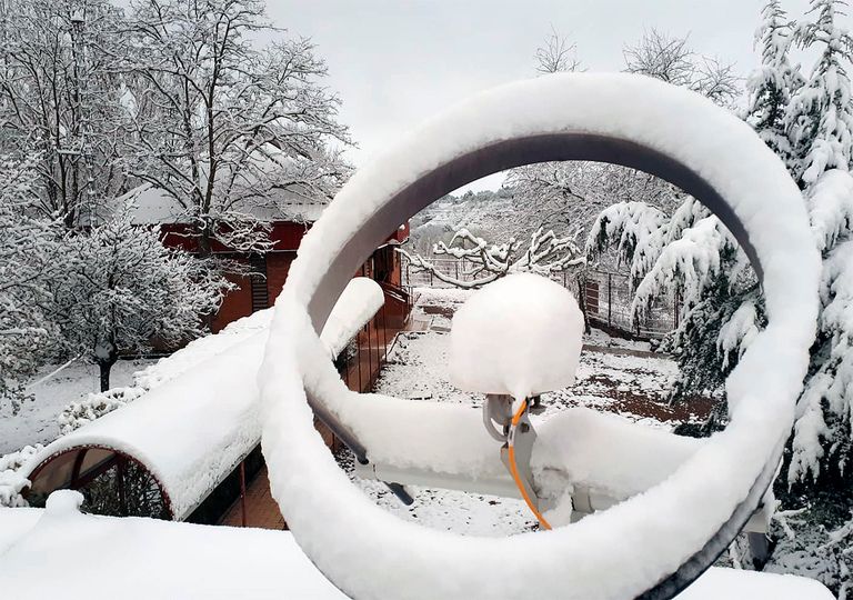 Piranómetro, instrumento que mide la radiación difusa, del observatorio de Teruel cubierto de nieve en primavera. Piranómetro, instrumento que mide la radiación difusa, del observatorio de Teruel cubierto de nieve en primavera.