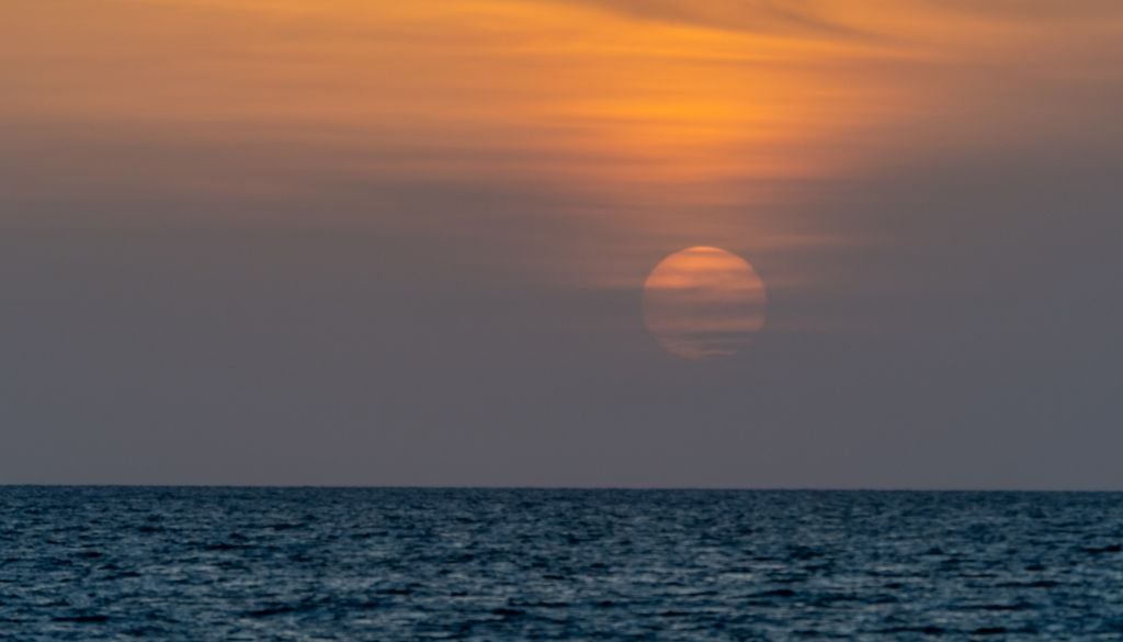 Calima polvo desierto Estación Espacial Internacional NASA Puesta de sol a través del polvo del Sahara sobre el Golfo de México desde Venice, Florida, Estados Unidos.