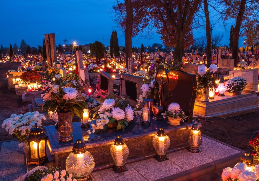 El Día de Muertos es una celebración tradicional mexicana llevada a cabo a el uno y dos de noviembre. El Día de Muertos es una celebración tradicional mexicana llevada a cabo a el uno y dos de noviembre.