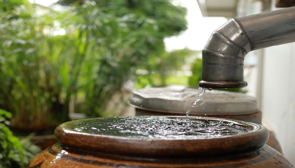 lluvia El agua de lluvia puede recoger microorganismos, contaminantes y escombros del techo, razón por la cual los sistemas para el uso de agua de lluvia dentro del hogar incluyen filtración u otros tratamientos.