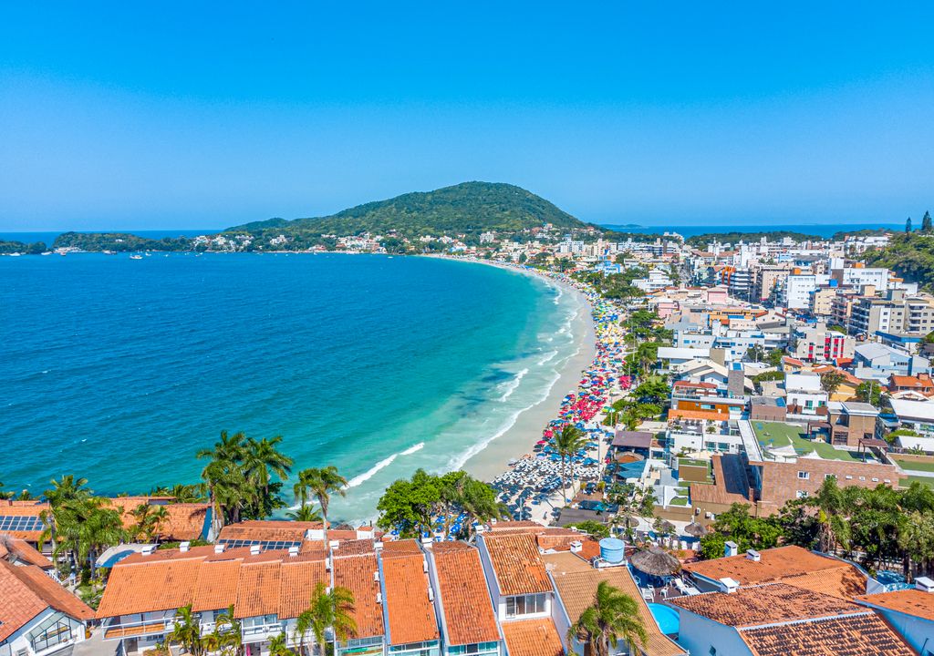 Playa de Bombinhas, Santa Catarina, Brasil. Playa de Bombinhas, Santa Catarina, Brasil.