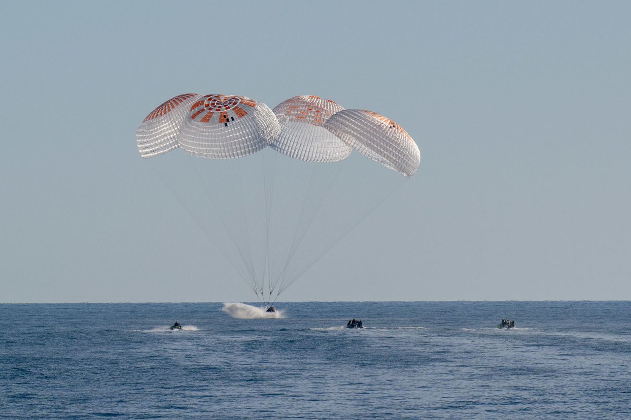 Los astronautas de la NASA Nick Hague, Suni Williams, Butch Wilmore amerizaron frente a la costa de Tallahassee, Florida, el 18 de marzo de 2025. Crédito: NASA/Keegan Barber