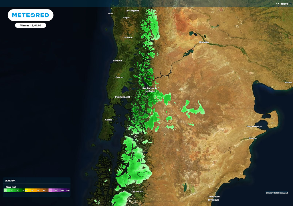Se esperan nevadas en sectores cordilleranos y de Patagonia subandina durante la madrugada del viernes, asociadas a la inestabilidad postfrontal. Los acumulados serían menores en Los Lagos, mientras que en Aysén podrían ser más relevantes por el descenso de la isoterma 0 °C.